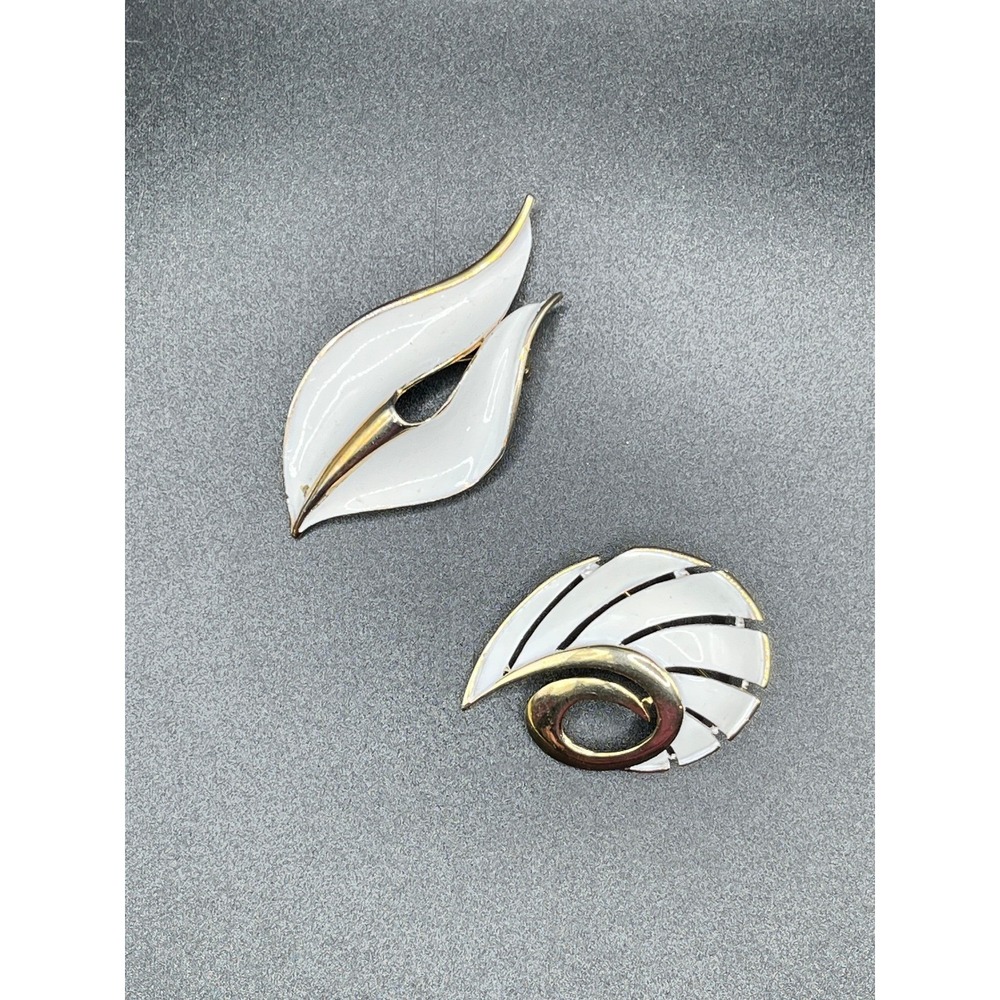 Pair of 2 Brooches Leaf Shell Design White Enamel Gold Tone Romantic Vtg Style